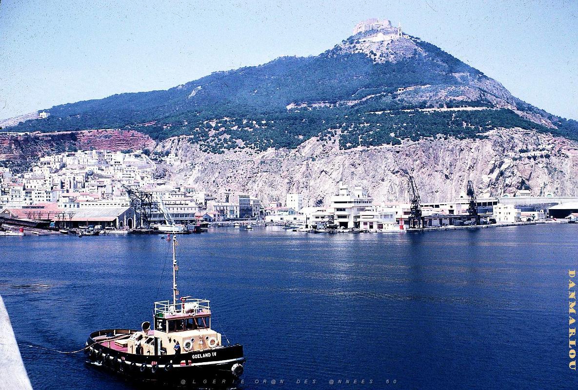Oran - Port de peche et Capitainerie.JPG